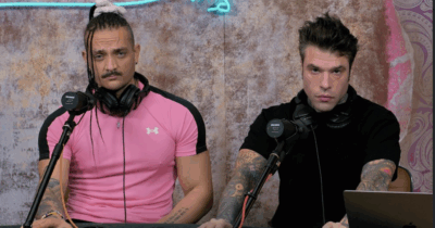 Copertina di “Due finti poliziotti sono venuti a cercarci. Volevano intimidirci e non è il metodo giusto per farci fermare”: Fedez e Mr Marra presentano la denuncia in Procura