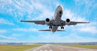 “È assurdo, ci siamo ritrovati davanti un aereo non identificato che ci ha sfiorato. Non compariva sui radar”: volo diretto a New York evita la collisione per un soffio