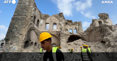 Copertina di I palestinesi restaurano la fortezza storica di Gaza distrutta dai bombardamenti di Israele – Video