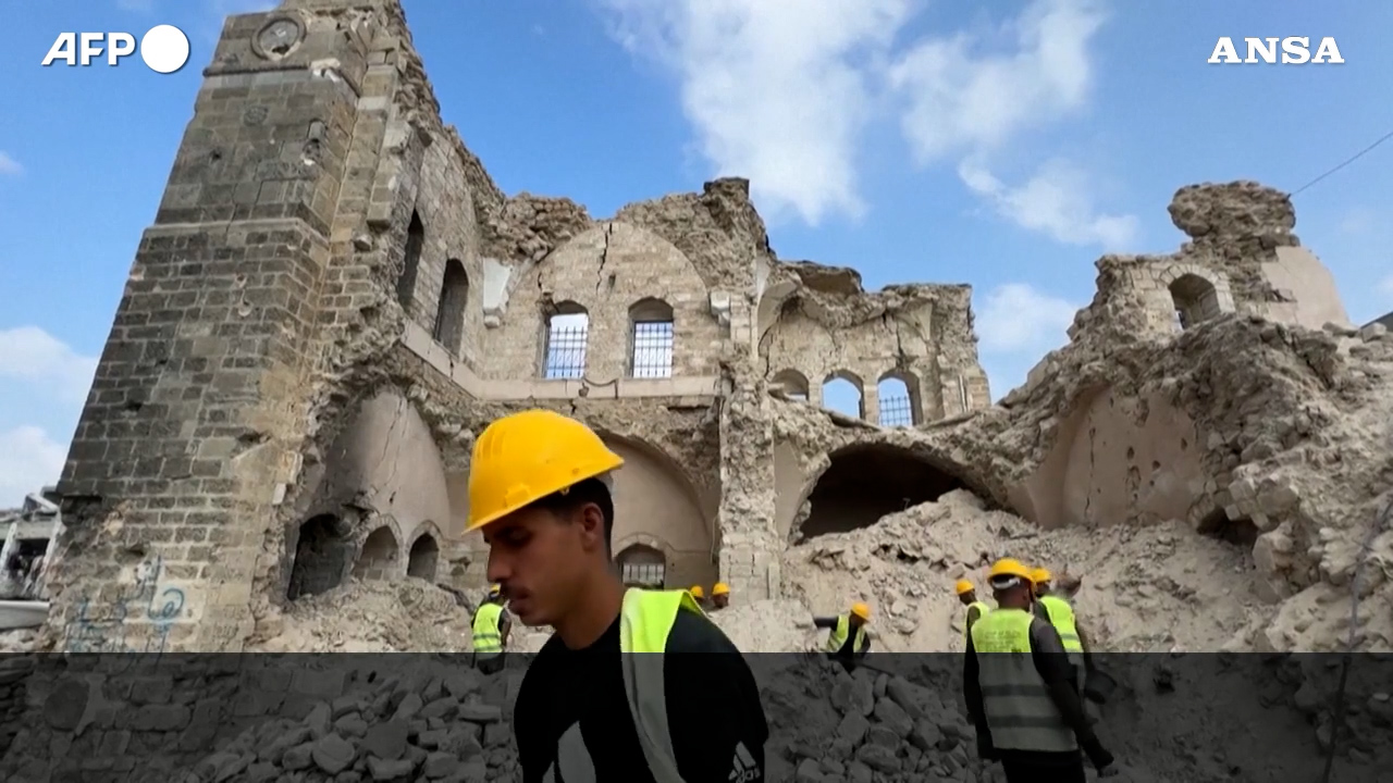 I palestinesi restaurano la fortezza storica di Gaza distrutta dai bombardamenti di Israele – Video