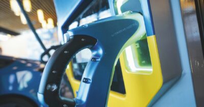 Copertina di Il conto alla rovescia dell’auto: i costruttori frenano sull’elettrico