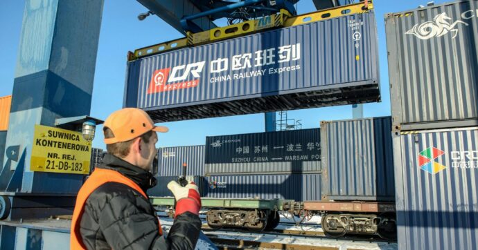 Manovra, verso la tassa di 2  euro  sui pacchi cinesi