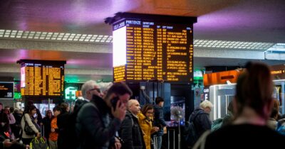 Copertina di Treni, caos a  Termini: ritardi fino a 8 ore