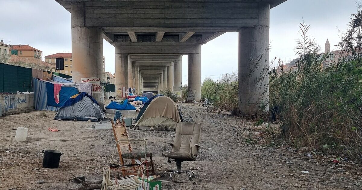 il dossier francese sul calvario dei migranti tra mentone e ventimiglia violata la loro dignit224