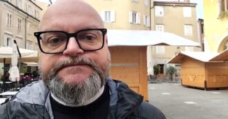 Copertina di Mamma uccide il figlio di 9 anni, il parroco di Muggia: “Fragilità sfuggita alla comunità. Il piccolo doveva fare la prima comunione”