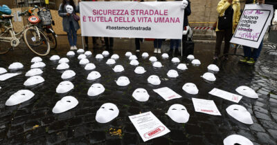 Copertina di La guerra contro gli autovelox, i guardrail vetusti e gli altri strumenti per ridurre gli incidenti: cosa sta facendo il governo per la sicurezza stradale?