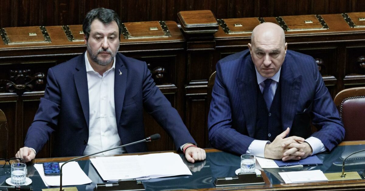 La corruzione in Ucraina fa litigare il governo, Salvini: “Armi a Kiev? Temo possano alimentarla”. E Crosetto replica: “Non giudico un Paese per due corrotti” La corruzione in Ucraina fa litigare il governo, Salvini: “Armi a Kiev? Temo possano alimentarla”. E Crosetto replica: “Non giudico un Paese per due corrotti”