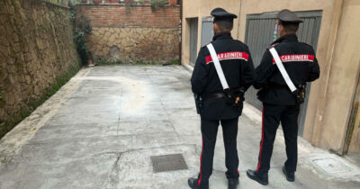 Copertina di Roma, 27enne precipita dal balcone del B&b e muore. Arrestato l’amico che si difende: “Era impazzito, si è lanciato”