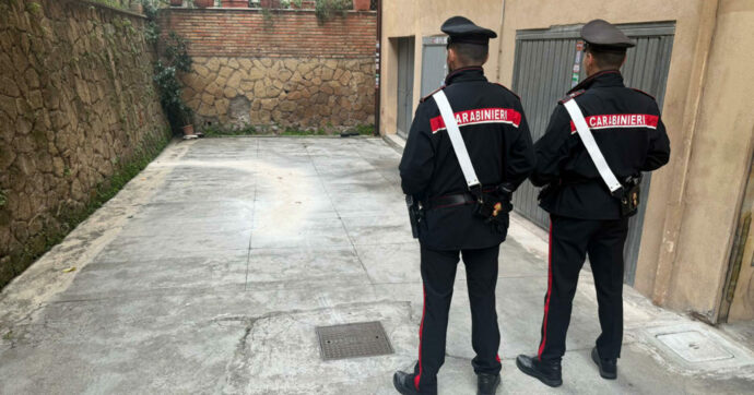 Roma, 27enne precipita dal balcone del B&b e muore. Arrestato l’amico che si difende: “Era impazzito, si è lanciato”