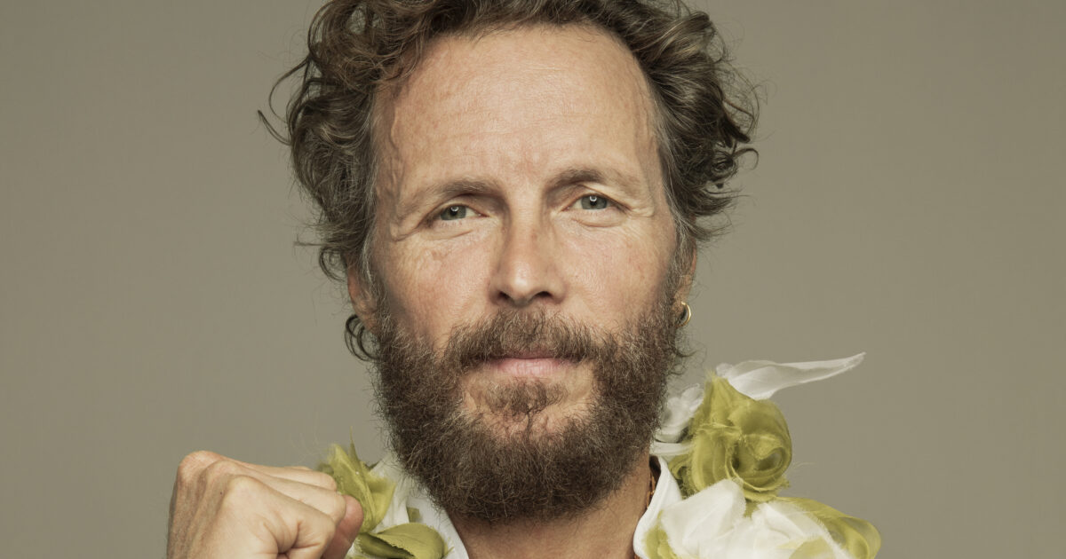 “Archiviato il Beach Party (e le polemiche), combatto le catastrofe con la mia Arca di Noè giro il mondo, poi eventi al Sud in spazi inediti. Io direttore artistico di Sanremo? Solo con Fiorello”: così Jovanotti