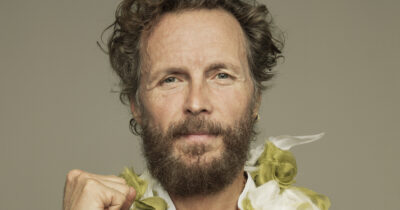 Copertina di “Archiviato il Beach Party (e le polemiche), combatto la catastrofe con la mia Arca di Lorè giro il mondo, poi eventi al Sud in spazi inediti. Io direttore artistico di Sanremo? Solo con Fiorello”: così Jovanotti