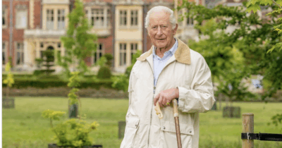 Copertina di “Il cancro di Carlo è inguaribile. Non è in remissione ma il tumore non lo ferma. Ormai convive con la malattia”: i 77 anni del re e il ruolo di William