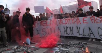 Copertina di “Cacciamo il governo, soldi alla scuola e non alla guerra”: al “No Meloni Day” di Roma bruciate foto con aggressioni di estrema destra