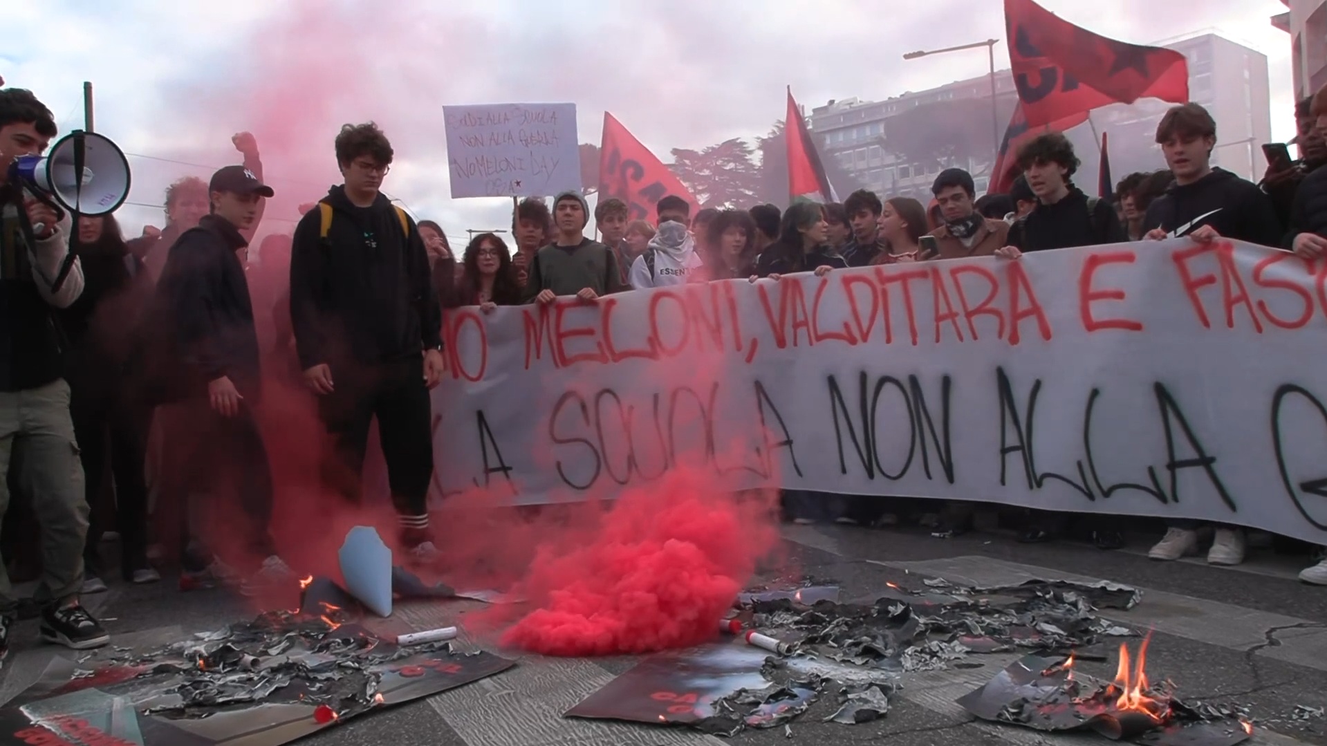 cacciamo il governo soldi alla scuola e non alla guerra al no meloni day di roma bruciate foto con aggressioni di estrema destra da Ilfattoquotidiano.it cacciamo il governo soldi alla scuola e non alla guerra al no meloni day di roma bruciate foto con aggressioni di estrema destra