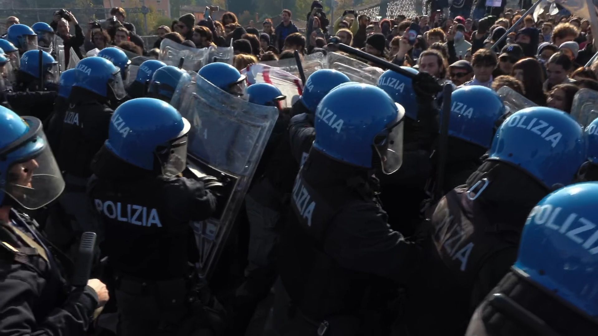 scontri tra polizia e manifestanti al no meloni day a bologna il corteo tenta di arrivare in fiera 8211 video