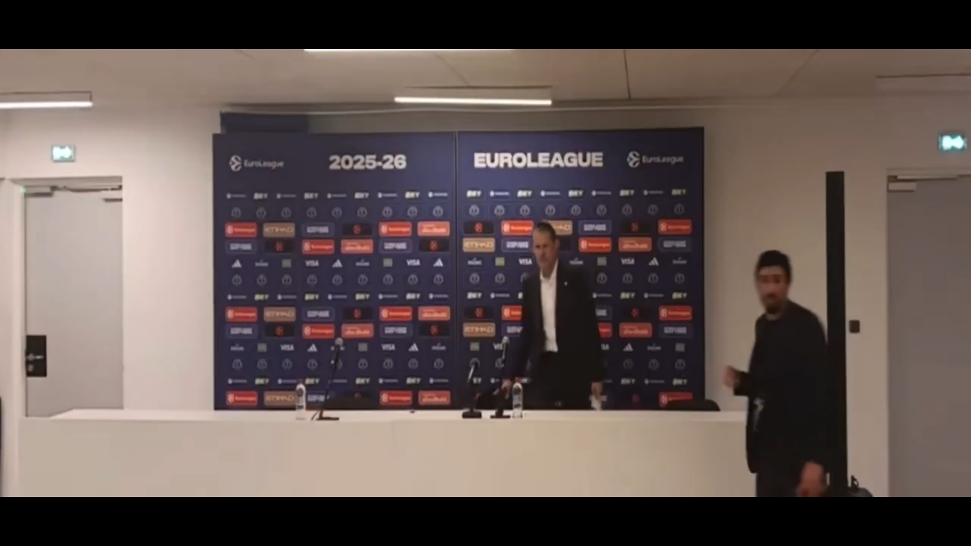 l8217allenatore si presenta in sala stampa ma non ci sono giornalisti la scena surreale dopo il match di eurolega 8211 video