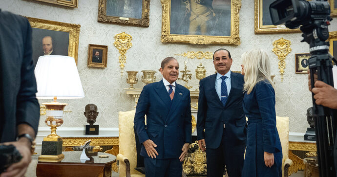 Il Pakistan si affida al super-generale che piace a Trump e lo rende intoccabile. Il ruolo Usa e le tensioni con l’India