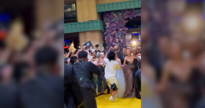 Copertina di Fa irruzione sul red carpet e la aggredisce: paura per Ariana Grande alla premiere di Wicked: For Good – Video