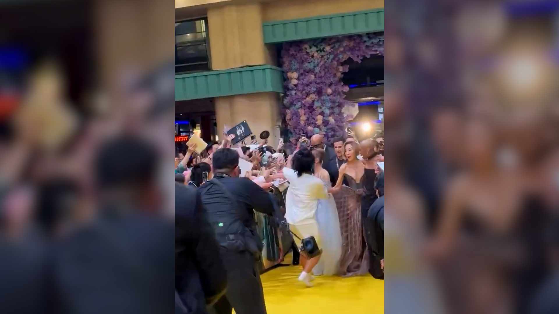 Fa irruzione sul red carpet e la aggredisce: paura per Ariana Grande alla premiere di Wicked: For Good – Video