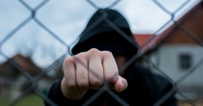 Copertina di Studente prende a pugni vicepreside