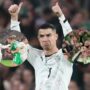 Copertina di Ronaldo rischia la squalifica ai Mondiali 2026 dopo il cartellino rosso per la folle gomitata a O’Shea: deriso dal pubblico irlandese