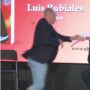 Copertina di Luis Rubiales colpito con tre uova dallo zio durante la presentazione del suo libro – Video