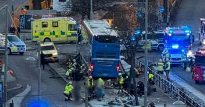 Copertina di Bus travolge una pensilina a Stoccolma: diversi morti e feriti. Arrestato l’autista