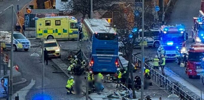 Bus travolge una pensilina a Stoccolma: diversi morti e feriti. Arrestato l’autista