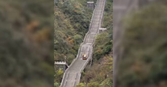 Copertina di La promozione del nuovo Suv elettrico è un fallimento: l’auto prova a sfidare la scalinata ma scivola all’indietro – Video