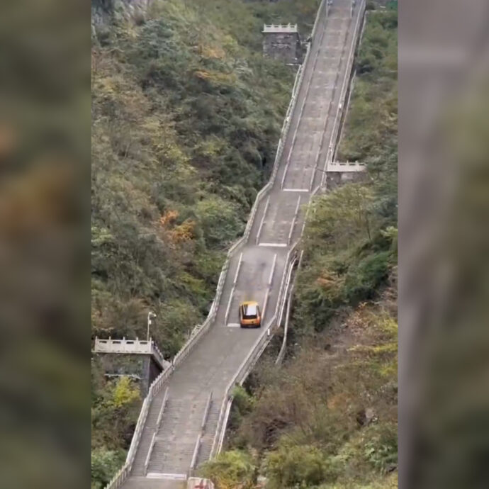 La promozione del nuovo Suv elettrico è un fallimento: l’auto prova a sfidare la scalinata ma scivola all’indietro – Video