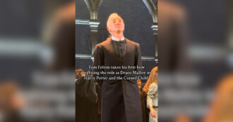 Copertina di Tom Felton è di nuovo Draco Malfoy (ma non quello che ricordate). E la performance sul palco di Broadway lo fa commuovere