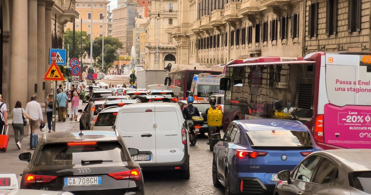 A Roma, dove il traffico è un inferno, FdI protesta a favore dell’auto privata A Roma, dove il traffico è un inferno, FdI protesta a favore dell’auto privata