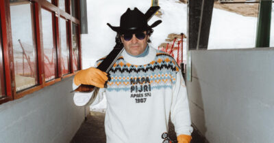 Copertina di Olimpiadi mania e il rilancio di Alberto Tomba. In fila per un selfie e un autografo ragazzini che quando lui stravinceva non erano ancora nati