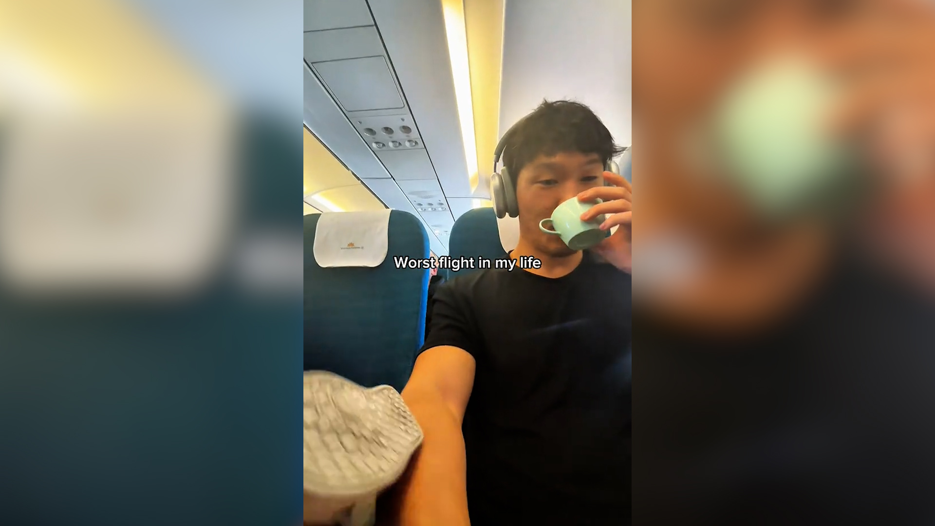 200 stato il mio peggior volo bambino calcia il vicino di posto in aereo mentre la mamma ride il video scatena gli utenti