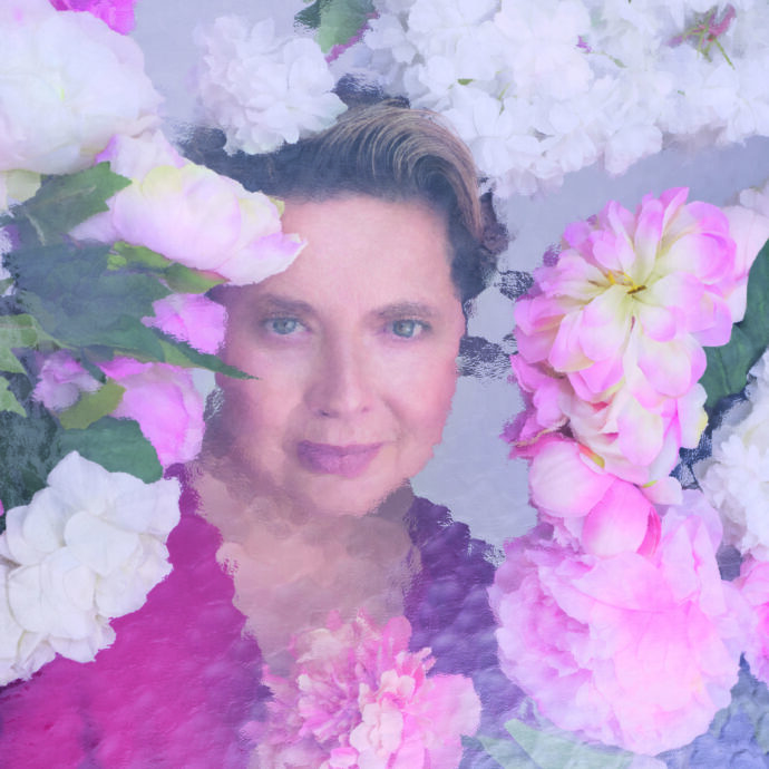 “L’età è solo un dettaglio”: il Calendario Pirelli 2026 sfida i tabù con un cast di “dee” over 40. Da Isabella Rossellini a Venus Williams, si riscrive l’immaginario della bellezza