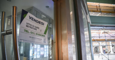 Copertina di Allarme di Confcommercio: 140mila attività scomparse in 12 anni