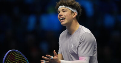 Copertina di “Qui alle Atp Finals ha una precisione millimetrica. E poi la capacità di toglierti il tempo”: la forza di Sinner spiegata da Shelton