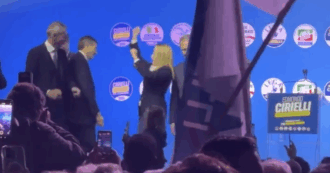 Copertina di Meloni chiude il comizio a Napoli e balla sul coro “chi non salta comunista è”