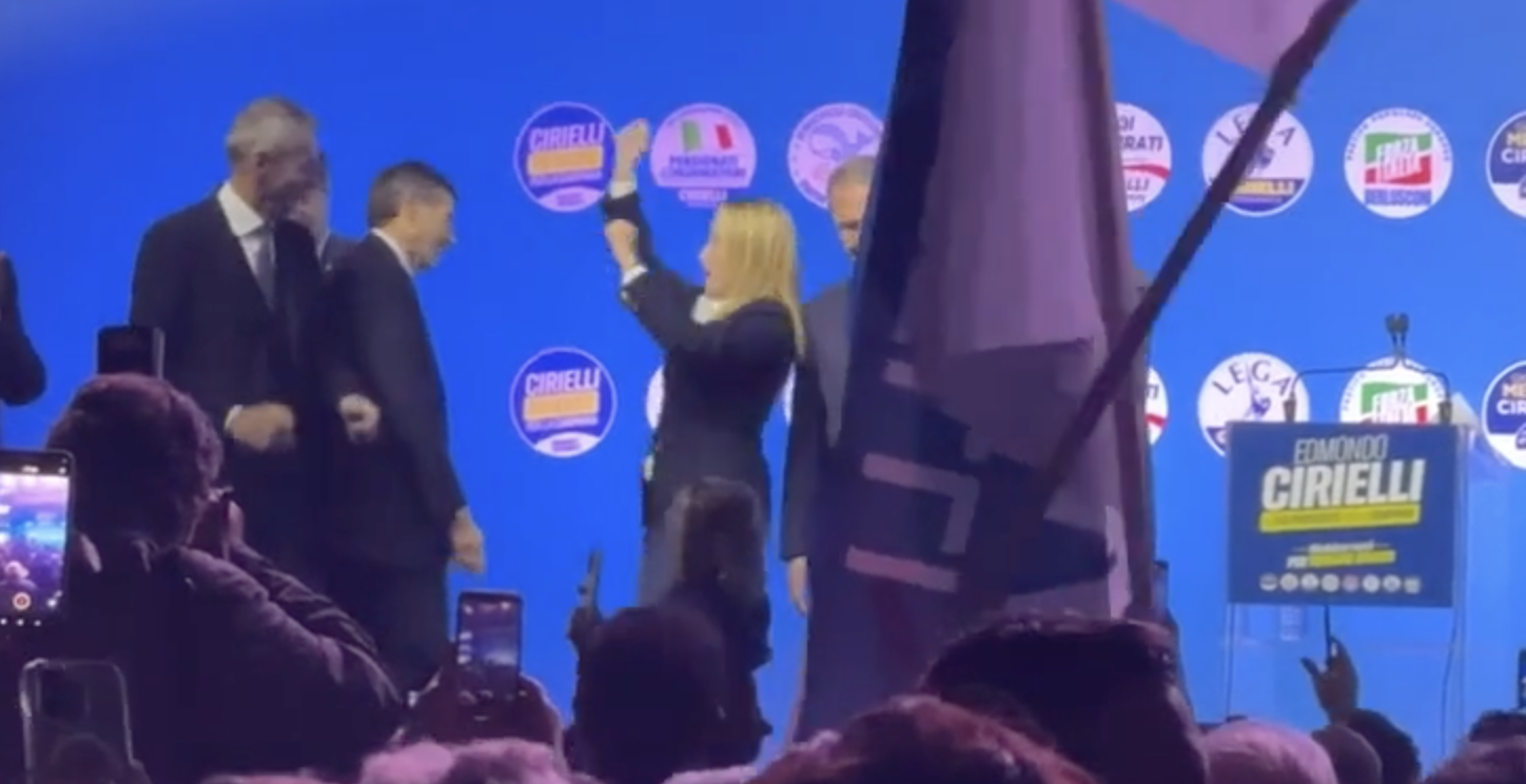 Meloni chiude il comizio a Napoli e balla sul coro “chi non salta comunista è” Meloni chiude il comizio a Napoli e balla sul coro “chi non salta comunista è”