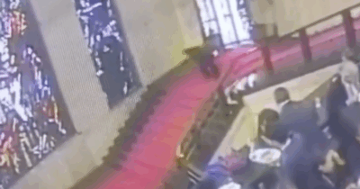 Copertina di La rovinosa caduta dell’assessore Cani che ha distrutto la vetrata del ministero del Made in Italy: il video