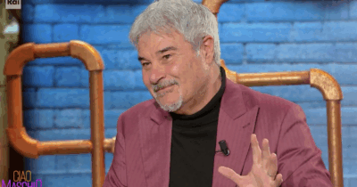 Copertina di “Quando è morta mia mamma, io debuttavo a teatro la sera stessa. Il giorno dopo nasce mio figlio. Mi manca sempre…”: Pino Insegno piange a Ciao Maschio