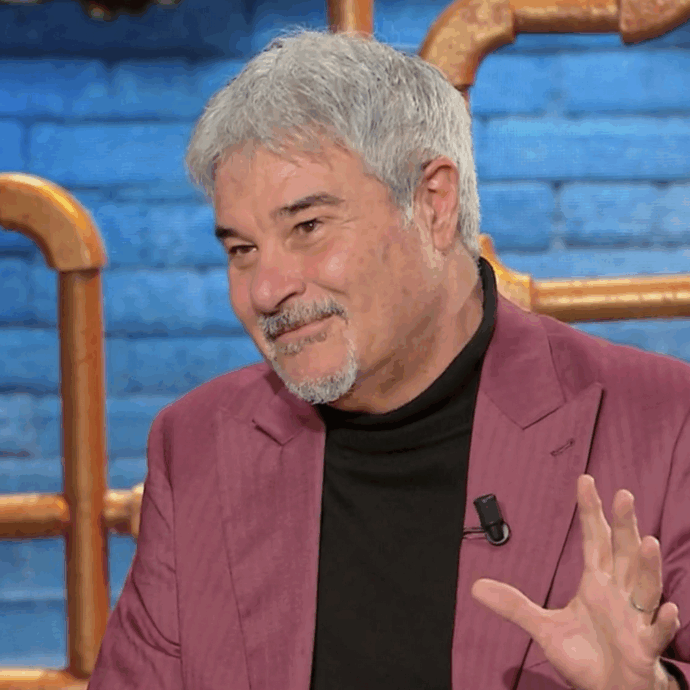 “Quando è morta mia mamma, io debuttavo a teatro la sera stessa. Il giorno dopo nasce mio figlio. Mi manca sempre…”: Pino Insegno piange a Ciao Maschio