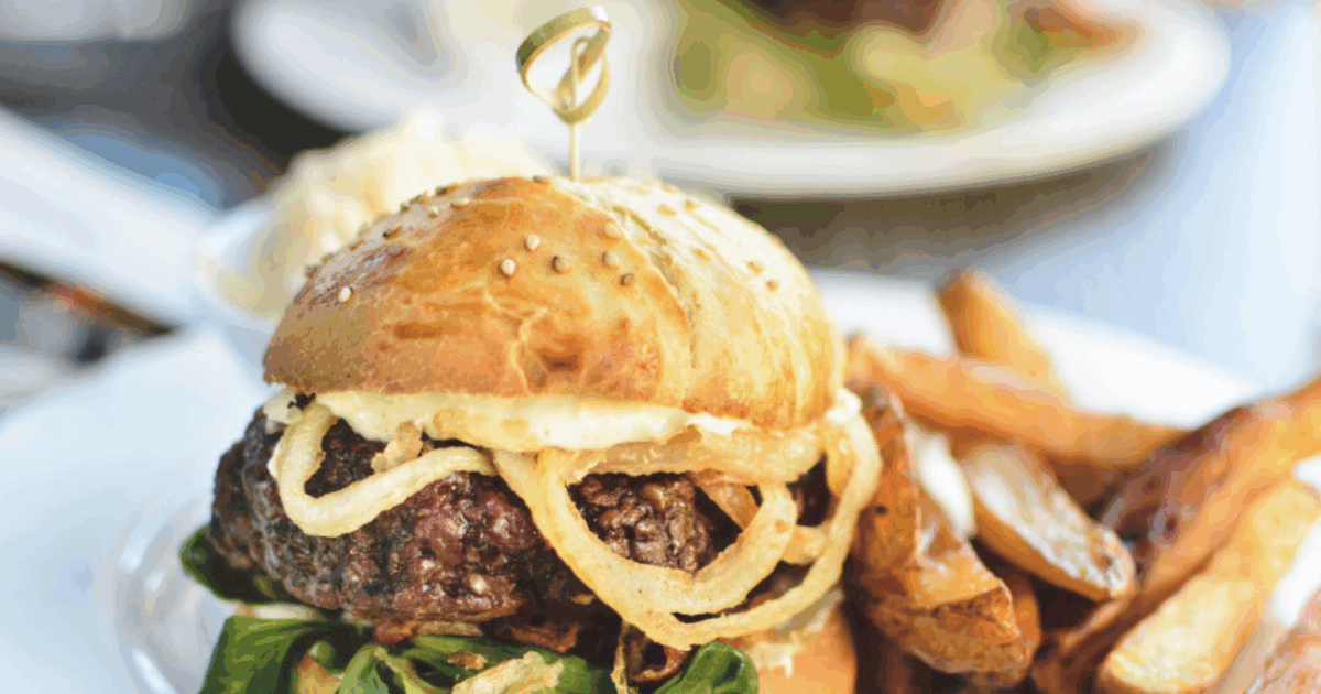 22enne in fin di vita dopo aver ingoiato un hamburger intero ‘per scherzo’: “Ha cominciato a sbattere la schiena contro una colonna, per farlo uscire” 22enne in fin di vita dopo aver ingoiato un hamburger intero ‘per scherzo’: “Ha cominciato a sbattere la schiena contro una colonna, per farlo uscire”