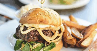 Copertina di 22enne in fin di vita dopo aver ingoiato un hamburger intero ‘per scherzo’: “Ha cominciato a sbattere la schiena contro una colonna, per farlo uscire”