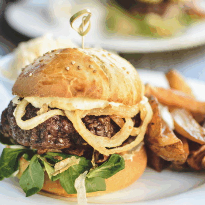 22enne in fin di vita dopo aver ingoiato un hamburger intero ‘per scherzo’: “Ha cominciato a sbattere la schiena contro una colonna, per farlo uscire”