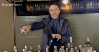 Copertina di Crozza-Salvini esagera con le sagre e i liquori: “Accogliamo i somali che lavorano, non Tajani…”