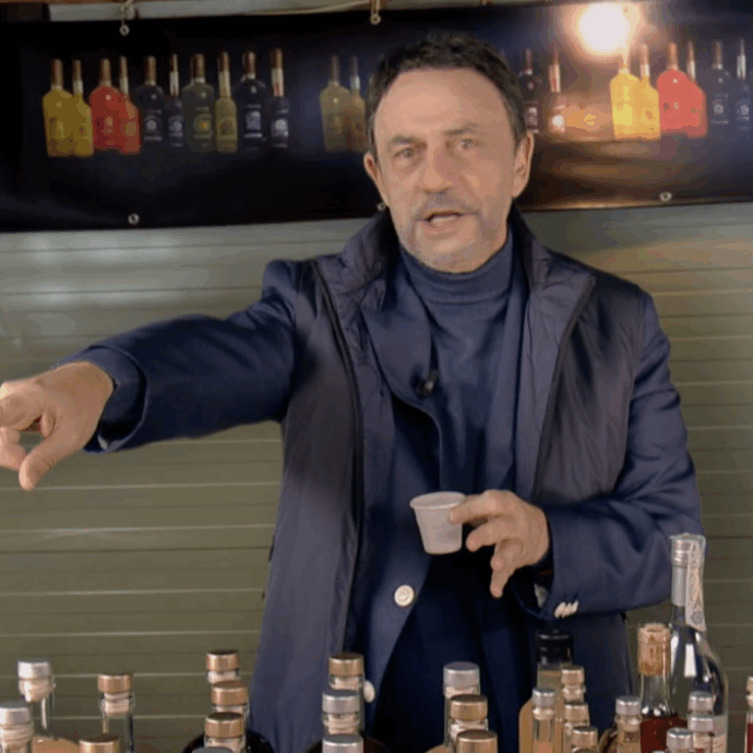 Crozza-Salvini esagera con le sagre e i liquori: “Accogliamo i somali che lavorano, non Tajani…”