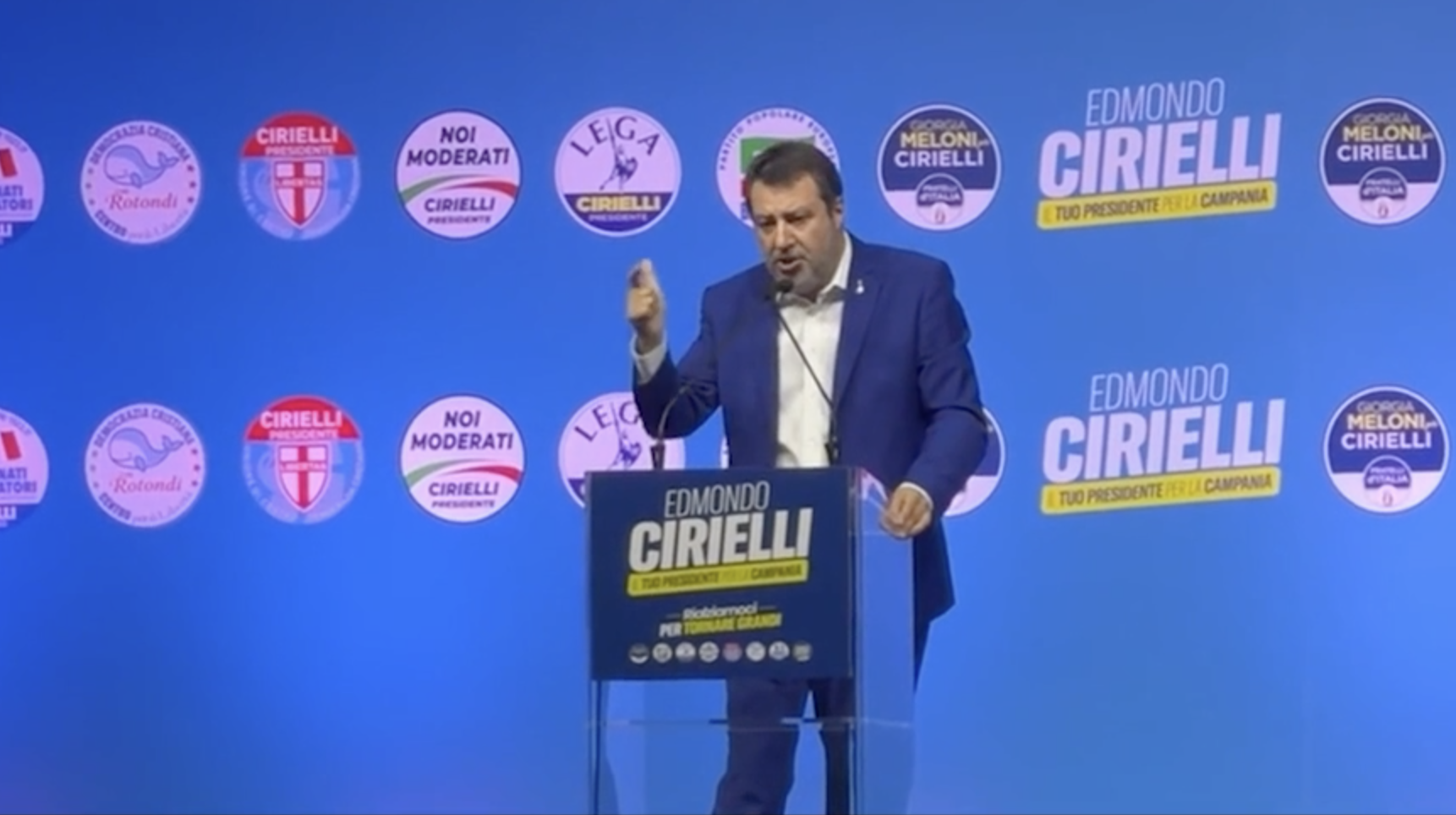 Salvini insiste: “Se non ti piace il calcio e San Gennaro torna a casa tua” Salvini insiste: “Se non ti piace il calcio e San Gennaro torna a casa tua”