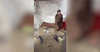 Copertina di Gaza, l’inverno è arrivato: le tende degli sfollati finiscono sott’acqua per le forti piogge