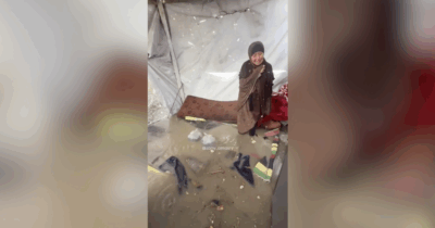 Copertina di Gaza, l’inverno è arrivato: le tende degli sfollati finiscono sott’acqua per le forti piogge